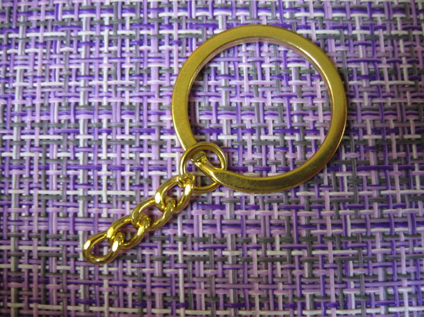 Колечко стальное с цепочкой для ключей золотистый, 10452